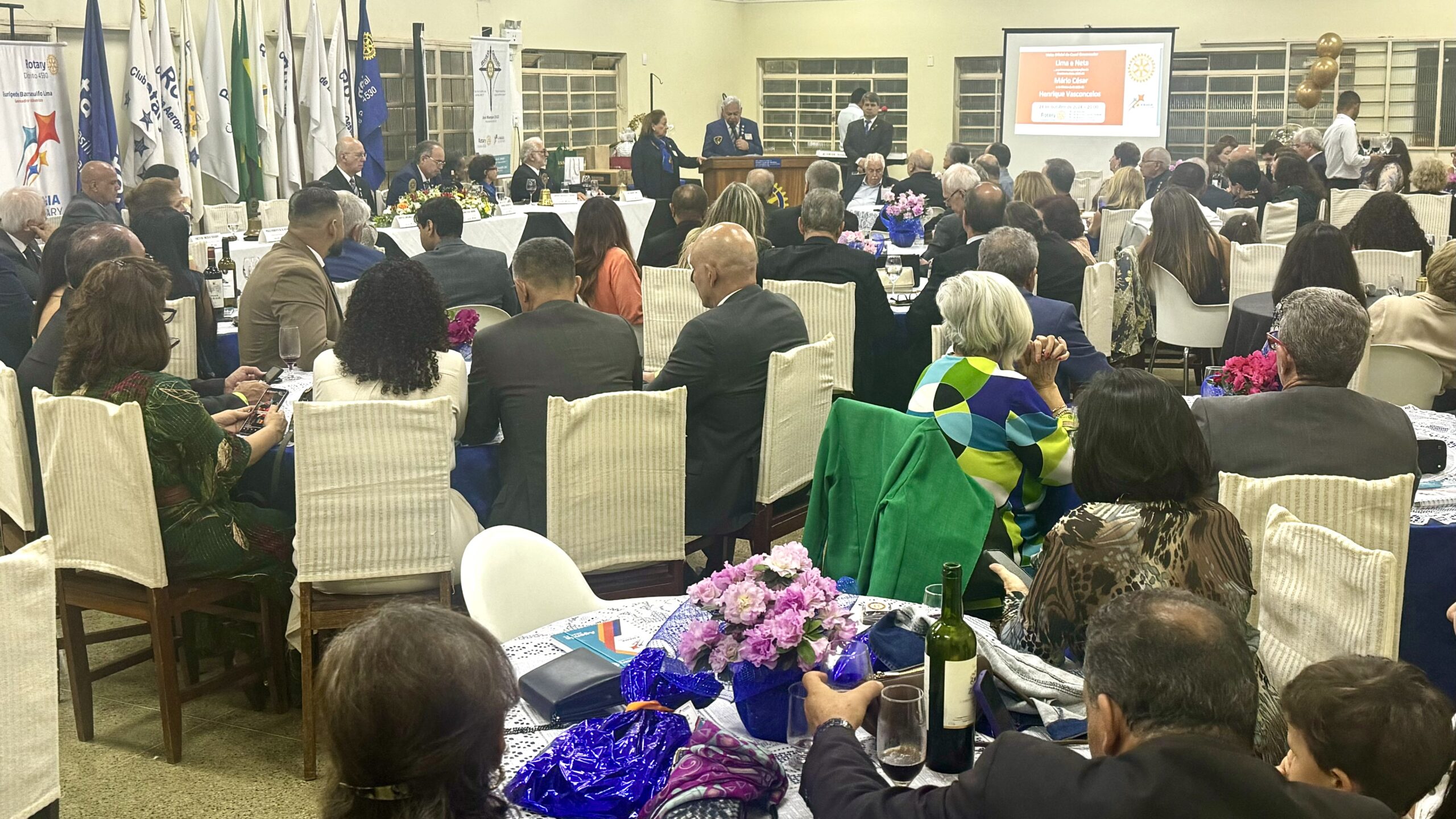 EM NOITE DE GRANDE FESTIVA | Rotarianos de Brasília recebem governador do Distrito 4530 e futuro líder do Rotary International