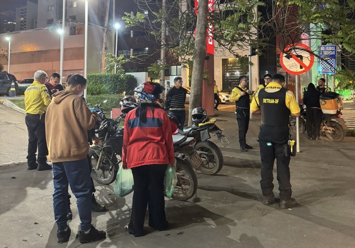 OPERAÇÃO SOSSEGO | Equipes de fiscalização do Detran-DF abordaram condutores de veículos e motos na noite de quarta (30) em Águas Claras