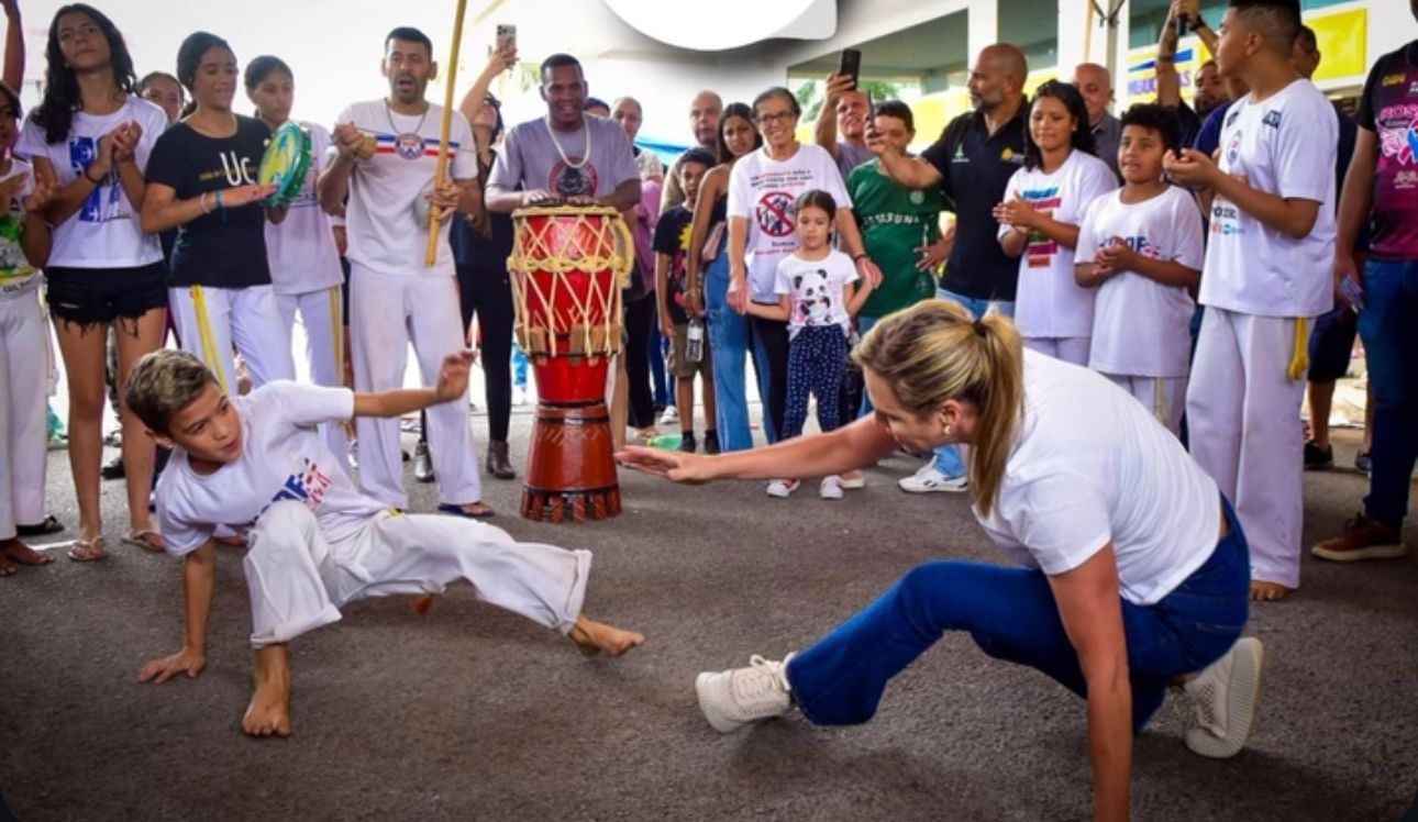 Celina entra na roda e mostra que sabe jogar