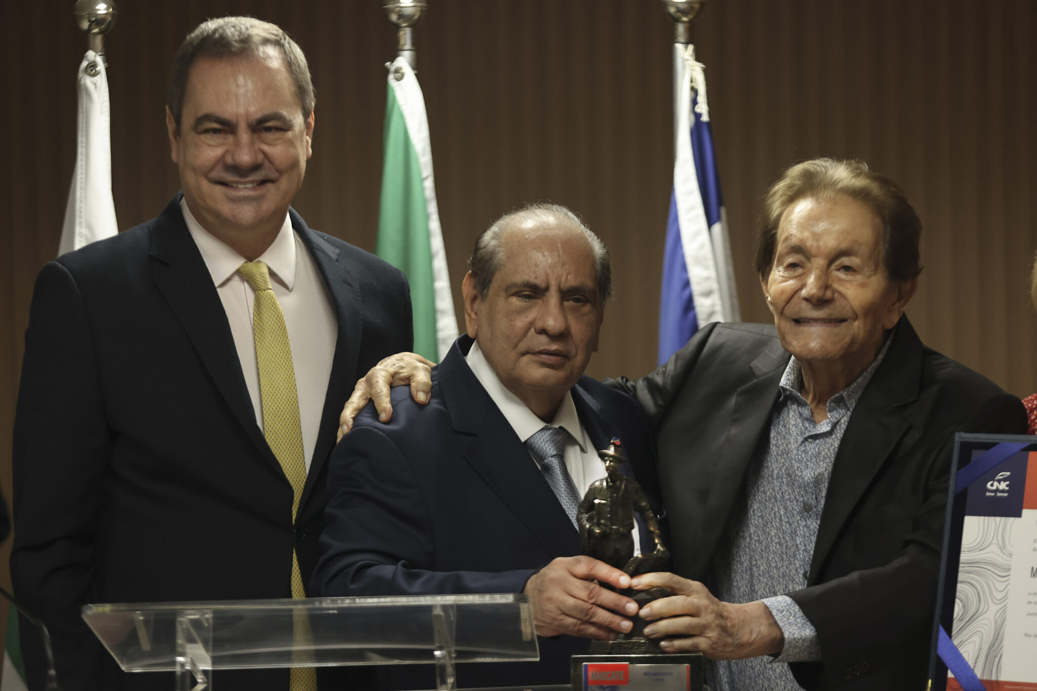 TRÓFEU ‘O MASCATE’ | José Aparecido e Mitri Moufarrege são condecorados com a mais alta honraria da CNC