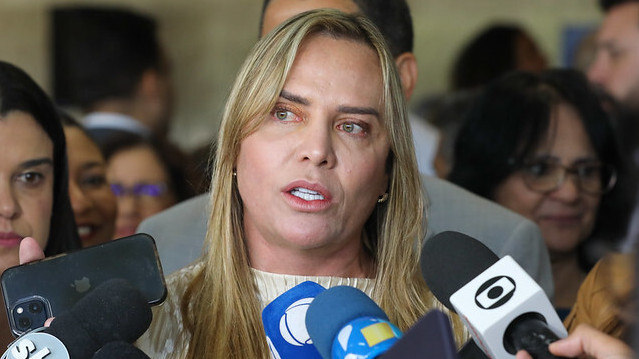 Celina mostra que tem couro grosso e não vai se abalar com qualquer tiro de traque 