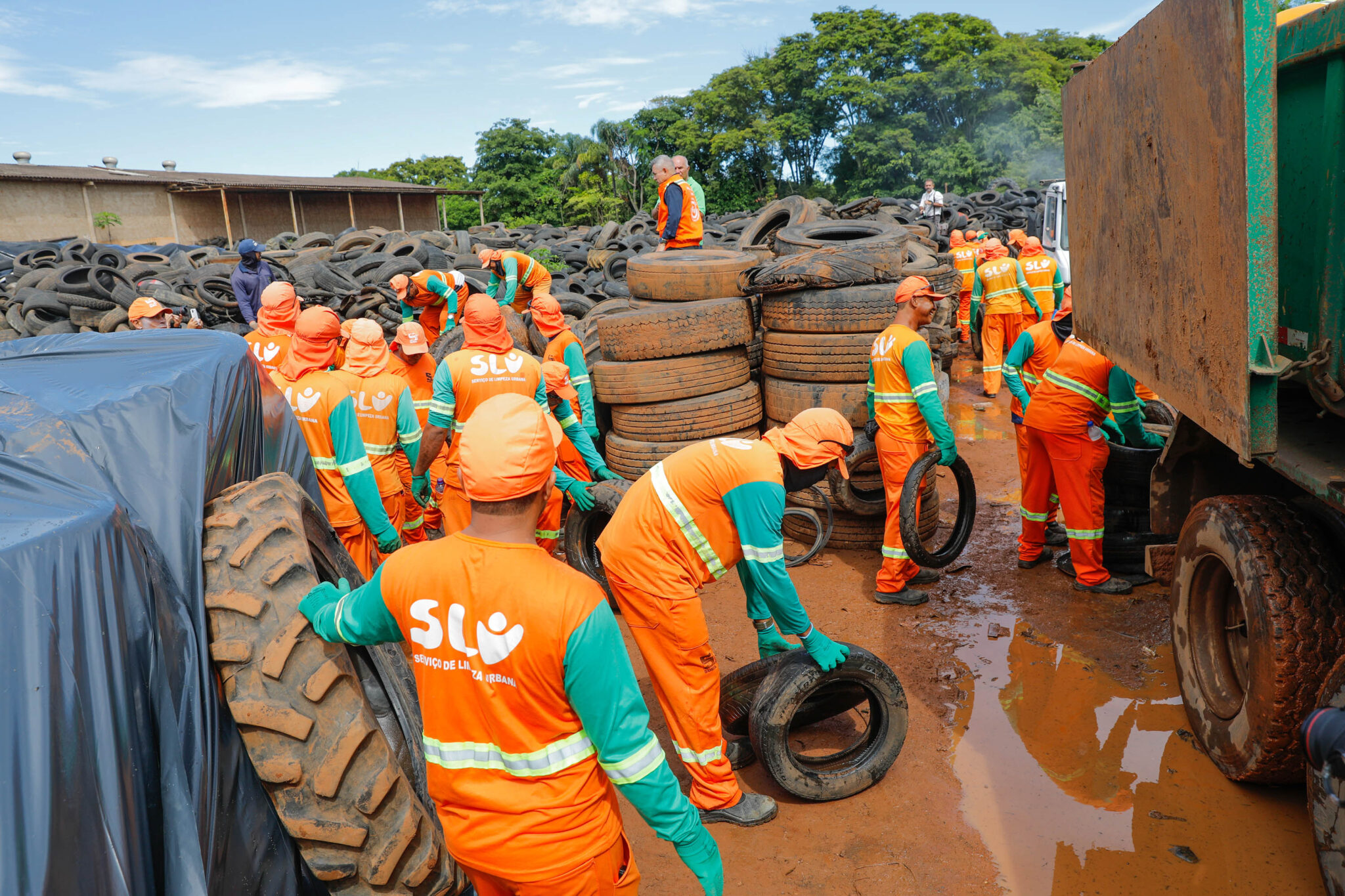COMBATE À DENGUE | Equipes do SLU vão percorrer cidades do DF orientando a população sobre descarte de resíduos