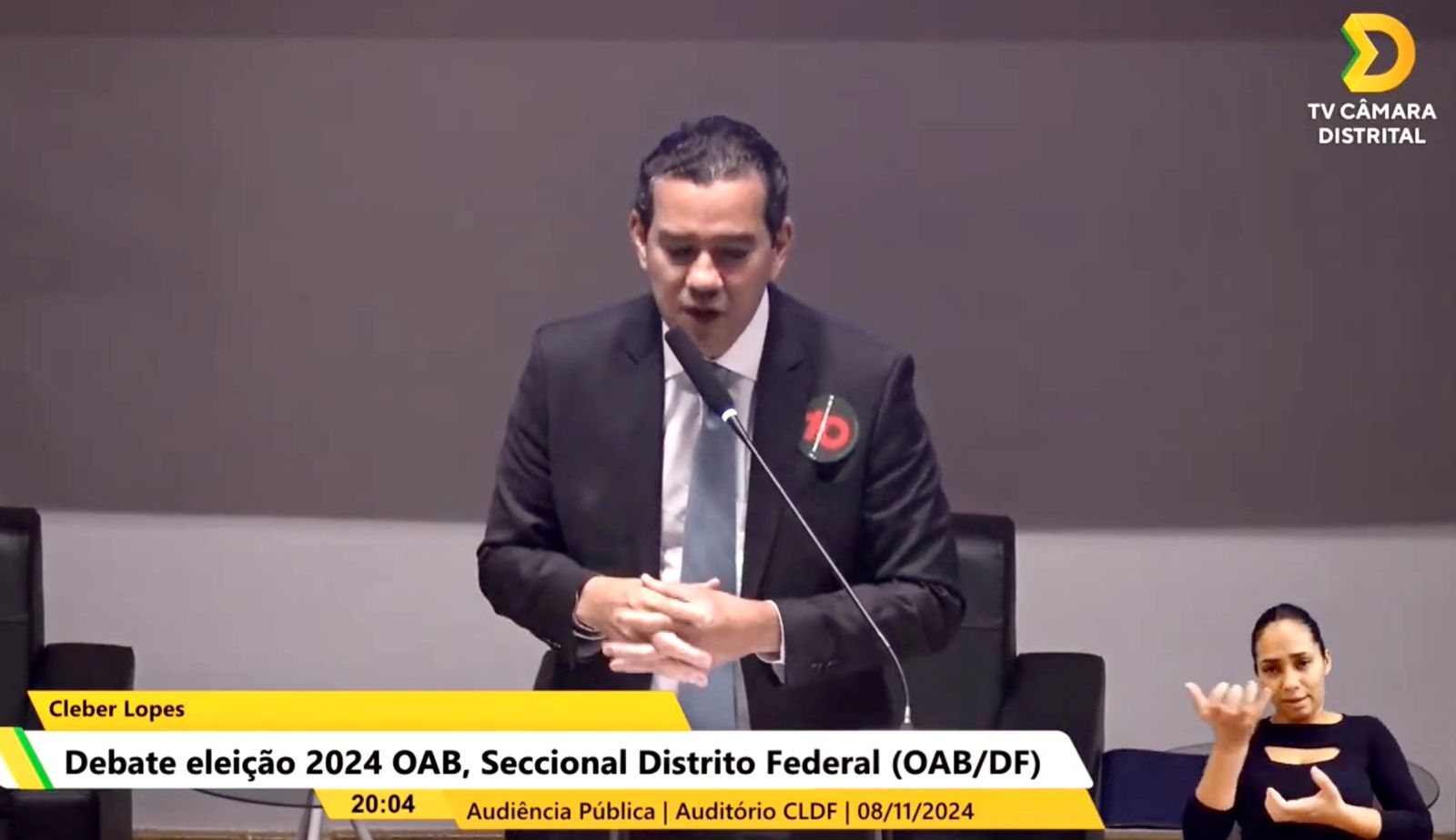 Postura machista e preconceituosa de Cléber Lopes em debate da CLDF põe em xeque sua capacidade de presidir a OAB/DFO debate entre os candidatos que concorrem à presidência da Seccional do DF da Ordem dos Advogados do Brasil (OAB.DF) promovido pela Câmara Legislativa do DF (CLDF), na última sexta-feira (8), foi mais uma oportunidade para que os mais de 41 mil advogados aptos a votar no próximo domingo (17) pudessem avaliar os pretendentes ao cargo. O encontro no parlamento distrital lembrou os anteriores diante da troca de farpas e ataques entre os concorrentes. Contudo, um confronto mais acalorado entre os candidatos Cléber Lopes e Cris Damasceno marcou o debate. Apesar do mundo da advocacia brasiliense já ter conhecimento do episódio em que Cléber gravou Cris quando ela foi ao seu escritório comunicar que não faria mais parte da sua chapa, a postura do advogado ao ser novamente questionado pela concorrente sobre o assunto o deixou fora de controle. Ao responder a adversária, Cléber Lopes, aos olhos de quem estava presente ou acompanhava a transmissão do debate, teve uma postura que está sendo considerada pelos seus colegas, em especial as mulheres, machista e preconceituosa. Assim que o encontro terminou, os comentários e críticas ao comportamento do candidato dos verdes durante o evento se tornou o assunto do momento nos grupos de advogados em aplicativos de conversa. A atitude do criminalista está gerando interpretações diversas. Muitos colegas de profissão de Cléber Lopes chegam a pôr em xeque a sua capacidade de presidir a OAB/DF, já que se trata de uma das instituições que mais atua em defesa da mulher e no combate à violência doméstica e familiar. Pelo visto, o doutor Cléber vai perder muitos pontos com a mulherada uma vez que a postura do criminalista deixa evidente a sua necessidade de mostrar uma certa superioridade de sua parte em relação às profissionais mulheres da advocacia. Nem mesmo as justificativas apresentadas por ele sobre o assunto durante o debate foram suficientes para amenizar as críticas. Teve uma advogada que comentou num dos grupos que estava completamente decepcionada com o doutor Cléber. Vevé questiona atuação de comissão eleitoral No decorrer da campanha para a presidência da OAB/DF, o candidato dos azuis, Everardo Gueiros, o Vevé, tem questionado os trabalhos da comissão eleitoral que organiza a votação. Um dos pontos criticados pelo candidato é a falta de transparência no processo que identifica os candidatos autodeclarados pretos e pardos para compor chapa. De acordo com o Estatuto da Advocacia, cada chapa deve ter paridade de gênero de 50% e o percentual de 30% de integrantes pretos e pardos. Vevé solicitou à comissão eleitoral que divulgasse a lista dos candidatos que fizeram essa autodeclaração, mas não obteve resposta. O pedido de impugnação feito pelo candidato acabou se transformando num instrumento de ataques por parte de seus adversários. Durante o debate da CLDF, Vevé falou sobre o episódio a fim de esclarecer suas reais intenções e dar o assunto por encerrado, já que ele entendeu que foi mal interpretado pelos concorrentes. Vale lembrar que a paridade de gênero e as cotas raciais devem ser cumpridas na composição das chapas nas eleições do Conselho Federal, das seccionais, subseções e Caixas de Assistência. Poli é o principal alvo de ataques O favoritismo do candidato dos laranjas Paulo Maurício, o Poli, na disputa pela presidência da OAB/DF faz com que ele se torne o principal alvo de seus adversários nos debates que vêm ocorrendo. No evento da CLDF, a postura de seus oponentes não foi diferente. Todos eles concentraram ataques ao representante da atual gestão. No entanto, Poli tem se saído bem e não tem se deixado intimidar com os ataques de seus colegas. O seu desempenho e desenvoltura nesses debates tem ampliado ainda mais o seu favoritismo. Nas rodas de conversas entre profissionais da advocacia, Poli vem sendo apontado como o mais preparado para comandar a OAB/DF. Um detalhe importante e perceptível nesses encontros é que enquanto seus adversários o ataca, Poli aproveita para prestar contas da atual gestão e divulgar quais ações ele pretende implementar caso se eleja. Os concorrentes estão mais preocupados em atacá-lo do que apresentar propostas à categoria. Os comentários entre os advogados da cidade é que Poli está parecendo massa de bolo: quanto mais os adversários batem, mais ele cresce. ‘Mega federação’ entre PP, Republicanos e União Brasil subiu no telhado A criação de uma ‘mega federação’ entre o PP, Republicanos e União Brasil para as eleições de 2026 subiu no telhado. Nos bastidores havia a expectativa que a união dessas legendas ocorresse logo após as eleições municipais deste ano. No entanto, o processo de escolha de um nome para substituir Arthur Lira, do PP-AL, na presidência da Câmara dos Deputados, fez com que a tal ‘mega federação’ fosse para o saco. Integrantes do União Brasil não aceitaram a indicação do deputado Hugo Motta, do Republicanos-PB, para concorrer à presidência no lugar do líder do partido, Elmar Nascimento, da Bahia, e culpam Arthur Lira. Resultado: a ‘mega federação’ foi para as cucuias. Tem gente no União Brasil que não quer nem ouvir falar em Arthur Lira e companhia. A união desses partidos estava deixando muita gente preocupada no Congresso Nacional, pois eles passariam a ser o principal fiel da balança numa eventual votação em que o governo precisasse de apoio. Diante desse cenário, as tratativas que estavam em andamento nos estados ficaram comprometidas. Já tinha gente definindo quem ia ser o que em 2026. Ibaneis e Celina estão atentos às movimentações de possíveis adversários para 2026 Embora faltem 693 dias até o primeiro turno das eleições de 2026, os grupos políticos da capital federal estão se movimentando em busca de constituir suas alianças e apresentar seus futuros candidatos. Alguns nomes já começam a despontar no cenário como possíveis postulantes ao GDF, tanto do lado da esquerda quanto da direita. Nos bastidores, o disse-me-disse e as especulações estão a todo vapor. Nesse sentido, todos já sabem que a principal candidata a ser batida é a atual vice-governadora do DF, Celina Leão, do PP, que vai concorrer à reeleição. A ‘Leoa’, com o apoio do titular da cadeira, Ibaneis Rocha, do MDB, vem trabalhando forte para fazer o seu nome e garantir a sua permanência. Contudo, Celina e Ibaneis têm acompanhado as movimentações dos possíveis adversários. A dupla está atenta às investidas até mesmo dos integrantes da base que estão silenciosamente articulando aqui e acolá e que podem, lá frente, roer a corda. Só do lado deles, existem rumores de que quatro partidos podem lançar candidaturas próprias ao GDF em 2026. Isso é natural dentro do processo democrático. Segundo fontes palacianas, o que Celina e Ibaneis não vão aceitar é o pessoal quebrar os acordos que estão firmados. O Buriti está de olho em quem tem uma carrada de cargos na estrutura do governo e agora está colocando as asinhas para fora. A estratégia agora é monitorar os ‘traíras de burca’, pois, se necessário for, lá na frente o espertalhão pode ficar sem seus cargos e, por consequência, perder apoiadores. Como se diz por aí: na política é preciso ter lado. Portanto, quem acha que está se dando bem em anunciar seu nome em rodas de conversas ou até mesmo por meio da imprensa para tentar valorizar o passe, pode ficar chupando dedo lá na frente. Pelo histórico de Celina e Ibaneis, os dois não costumam passar a mão na cabeça de traíra. Vaga de 1º suplente de Ibaneis numa eventual disputa ao Senado está bastante cobiçada Em meio a tanto ti-ti-ti sobre as composições e alianças para as eleições de 2026, nos bastidores começam a surgir nomes de quem vai ser o que na próxima disputa. Um dos cargos mais cobiçados é a vaga de 1º suplente na chapa ao Senado que terá o governador Ibaneis Rocha como cabeça. Muito se fala que o emedebista deve se eleger e tentar voltar ao GDF em 2030. Caso isso ocorra, quem ficar como seu 1º suplente se torna senador por quatro anos. Quem é que não quer uma oportunidade dessa? Há rumores de que o presidente de uma entidade do setor produtivo foi convidado. Outro boato é de que a vaga de 1º suplente está guardada para um advogado próximo a Ibaneis. Tem também a conversa de que os suplentes de Ibaneis serão escolhidos entre os partidos que vão compor a aliança da ‘Leoa’. Vamos aguardar porque ainda tem muito chão pela frente. Nas ondas do rádio Disputa por espaço. Um grupo formado por lobistas e sabichões do mundo da rádio vem tentando a qualquer custo se manter no mercado. Eles têm conseguido entrar em algumas emissoras, porém não se firmam. O problema é que com o decorrer do tempo suas promessas para ingressarem na rádio não prosperam e a máscara cai. Atualmente, o grupo concentrou esforços e conseguiu emplacar um programa ou outro numa emissora que conta com uma boa estrutura, mas que patina na audiência e está lá embaixo no ranking das rádios do DF. O pessoal tem assediado profissionais de outras emissoras em busca de ampliar o seu poder de influência, entretanto a má fama dos integrantes do grupo impede que a parceria seja celebrada. Recentemente, eles estavam armando o bote para tentar assumir a direção de uma emissora que já foi dirigida por um dos membros, mas deram com os burros n’água. O pessoal tem que aprender a respeitar que tem história no mercado e aceitar que o grupo não tem moral e muito menos competência para ocupar o espaço que tanto deseja. Mistérios da semana Em tempos de eleições na OAB/DF, quem é o renomado advogado da capital federal que anda dando calote em seus colegas na praça? O profissional renomado ao ganhar a causa, na maioria das vezes milionárias, recebe o dinheiro, enrola alguns dias para pagar os clientes e deixa quem atuou no processo sem pagamento. Não é a primeira vez que o espertalhão age dessa forma. Mistério…. * José Fernando Vilela é jornalista com especialização em marketing político e eleitoral. Já trabalhou em diversos órgãos públicos (GDF/CLDF/Câmara/Senado) e iniciativa privada. É editor-chefe, analista político e colunista do Expressão Brasiliense, e é presidente da ABBP - Associação Brasileira de Portais de Notícias - desde 2021. Apresenta o programa Viva a sua Cidade, de segunda a sexta, das 11h às 13h, na rádio Viva FM 101.3. OBS: O conteúdo da coluna O Fino da Política é de uso exclusivo deste portal e de outros que foram expressamente autorizados. É proibida a sua reprodução total ou parcial para fins jornalísticos, publicitários e quaisquer outras sem a devida autorização. Acompanhe o Expressão Brasiliense pelas redes sociais. Dá um like para o #expressaobrasiliense na fanpage do Facebook. Siga o #expressaobrasiliense no Instagram Inscreva-se na TV Expressão, o nosso canal do YouTube. Receba as notícias do Expressão Brasiliense pelo Whatsapp. 