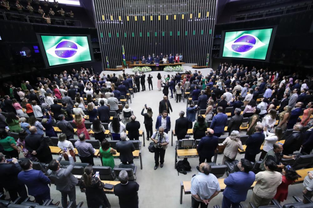 GRANDES MÉDICOS DE BRASÍLIA | Gilvan Máximo homenageia profissionais da capital federal em sessão solene da Câmara dos Deputados
