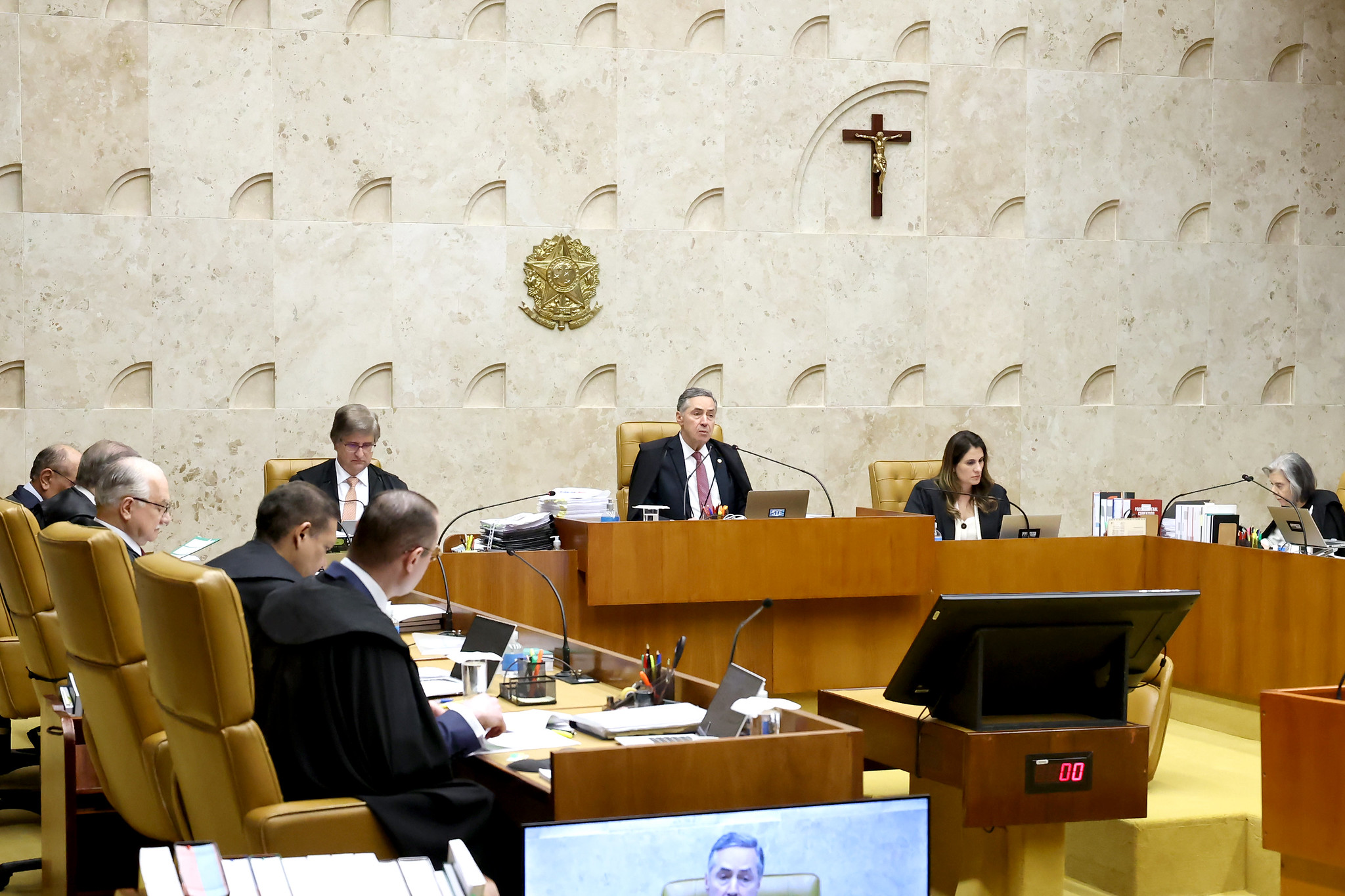 ACOMPANHANDO VOTO DE ZANIN | Ministros do STF formam maioria para manter símbolos religiosos em órgãos públicos
