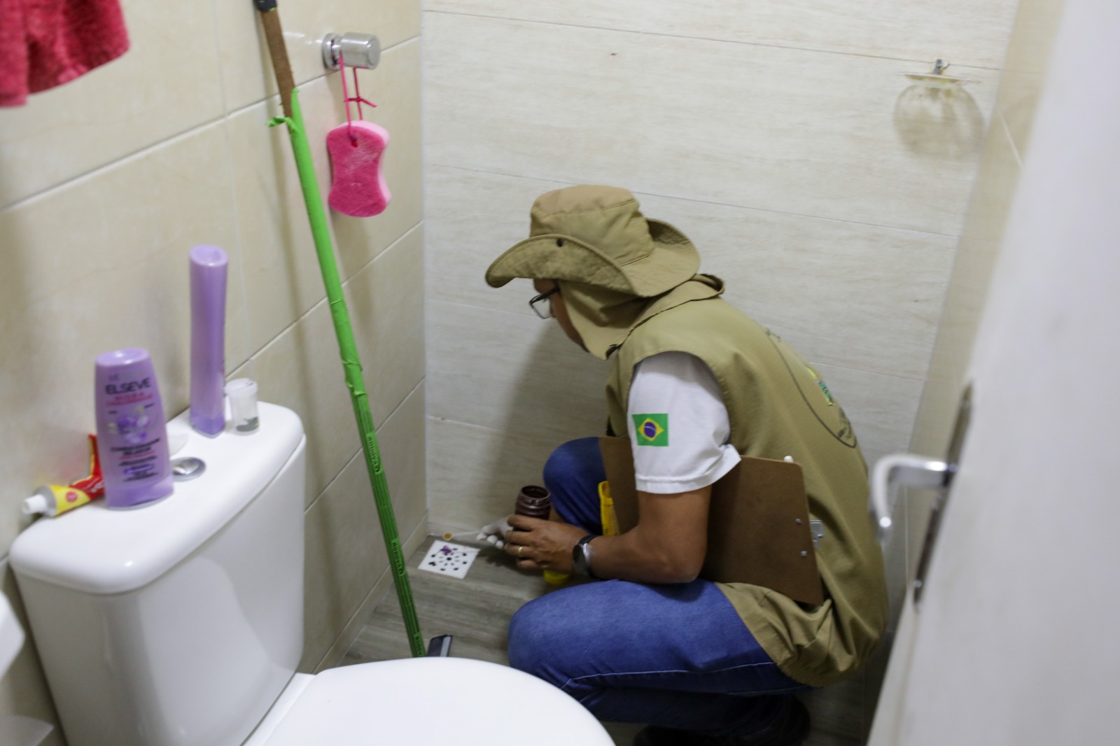 COMBATE À DENGUE | Agentes da vigilância ambiental realizam visitas e vistorias em 16 regiões administrativas neste sábado (14)