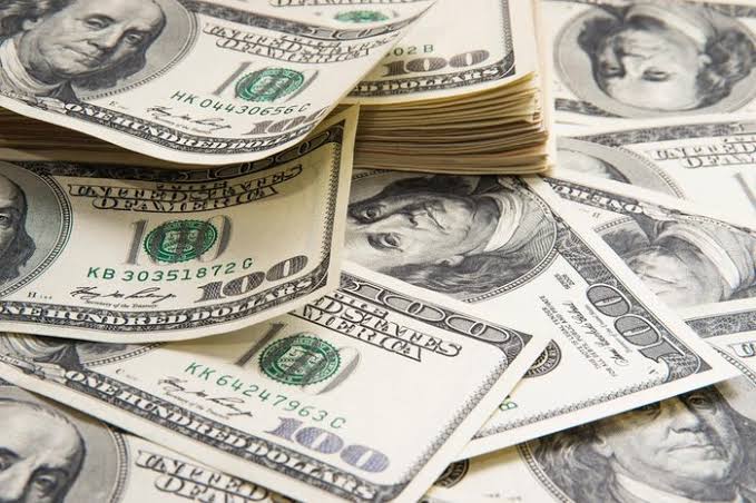 MAIOR COTAÇÃO DA HISTÓRIA | Dólar dispara e fecha em R$ 6,26 diante do temor do mercado do pacote fiscal