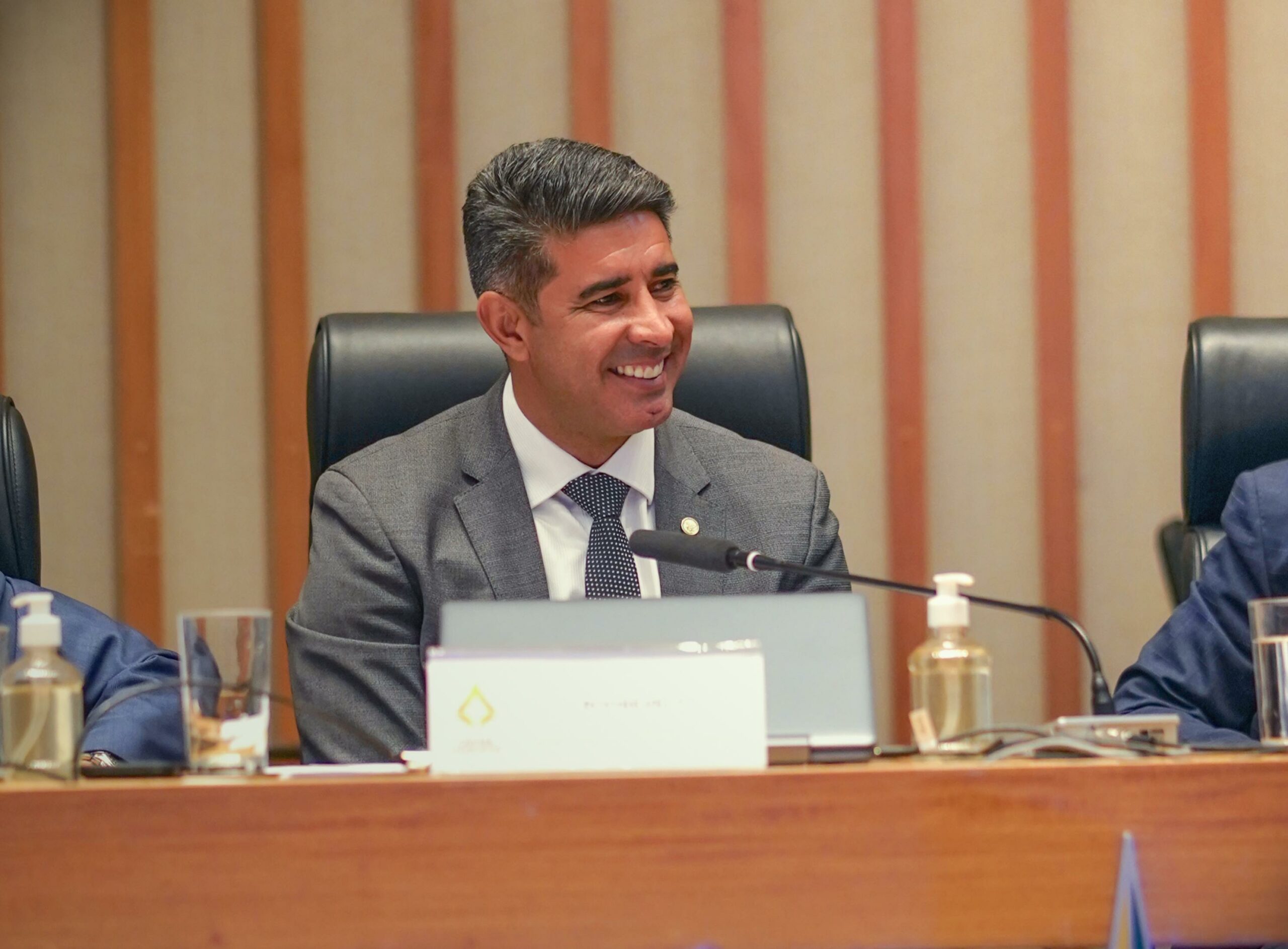 MUDANÇA NO DETRAN | CLDF aprova projeto do deputado Roosevelt que obriga clínicas conveniadas a aceitarem planos de saúde e amplia formas de pagamento