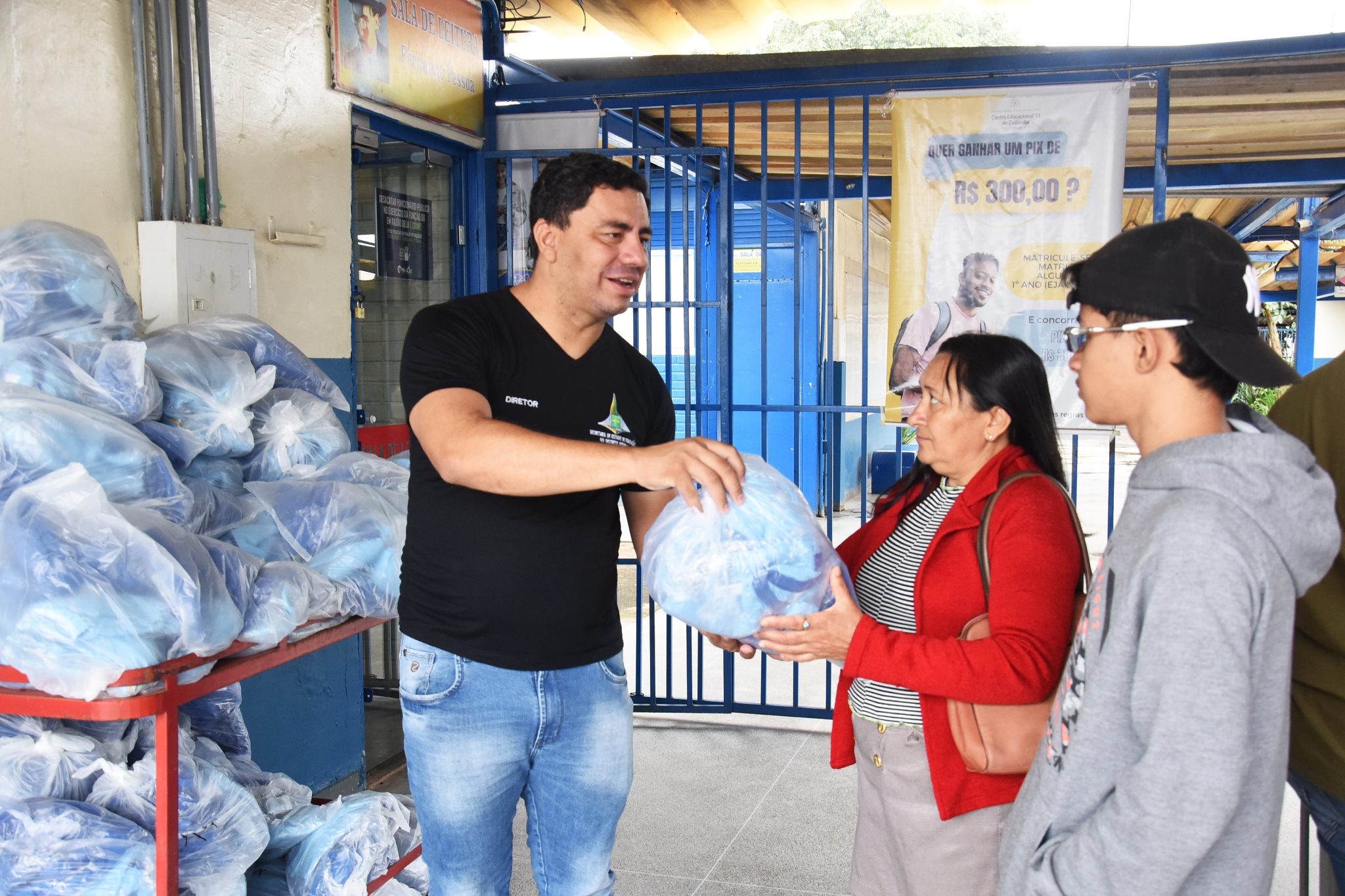 VOLTA ÀS AULAS | Mais de 1 milhão de peças de uniformes já foram entregues para alunos da rede pública de ensino do DF