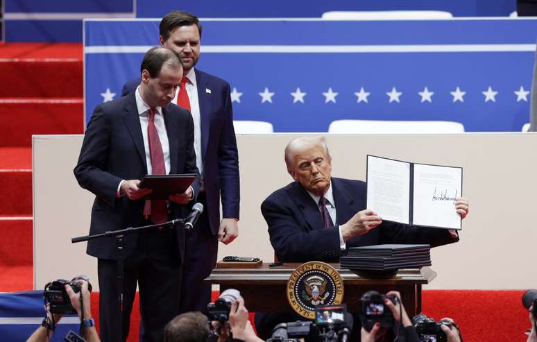 APÓS DECISÃO DE TRUMP SOBRE IMIGRAÇÃO | Primeiro voo com brasileiros deportados chega ao Brasil