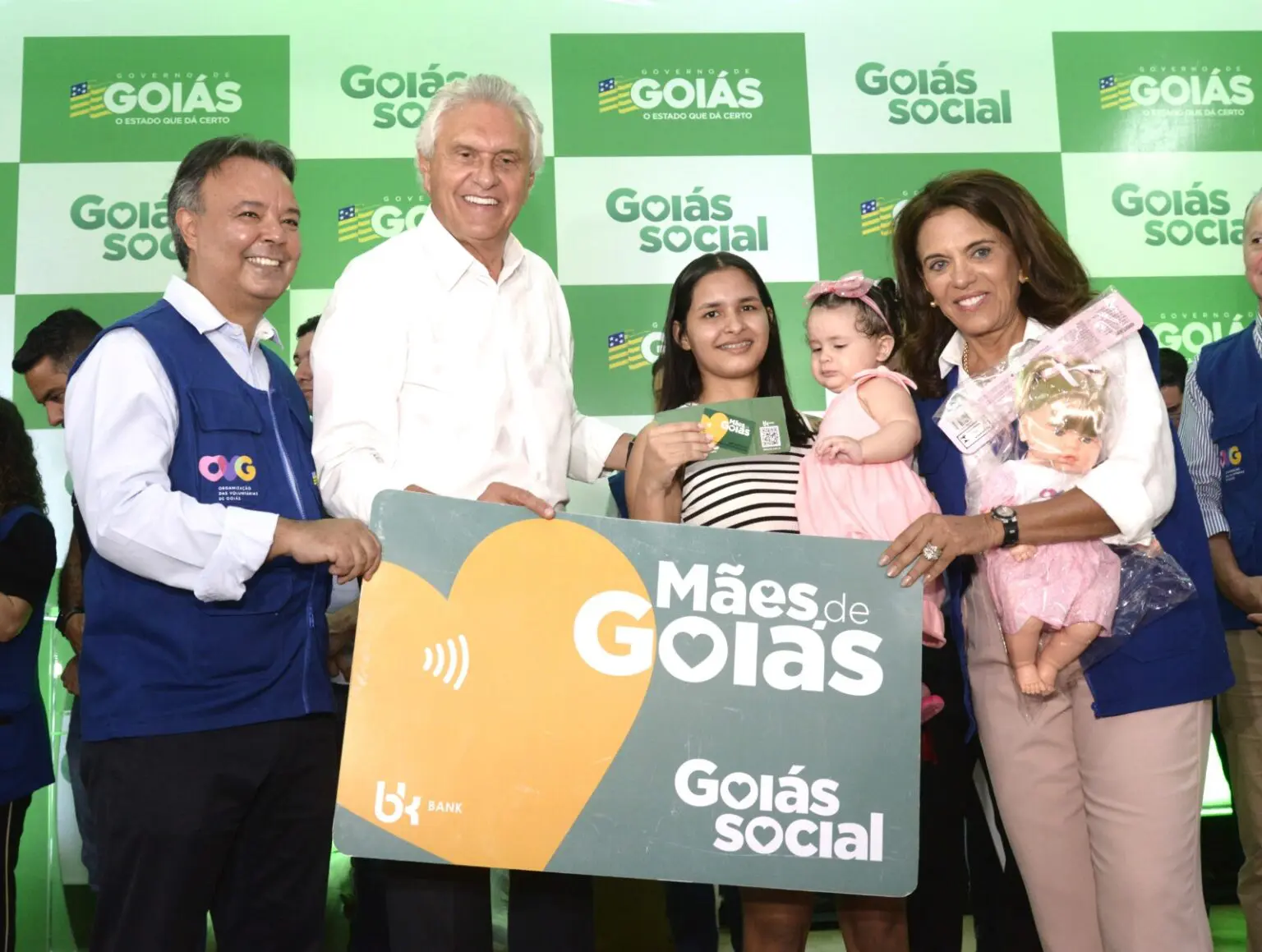 MÃES DE GOIÁS | Governo iniciou pagamento do novo valor do auxílio para famílias atendidas pelo programa