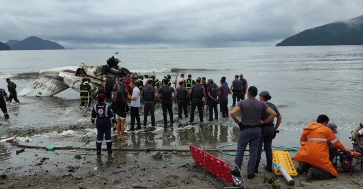 TRAGÉDIA EM UBATUBA | Avião de pequeno porte atravessa pista do aeroporto de Ubatuba e explode em praia; piloto morreu