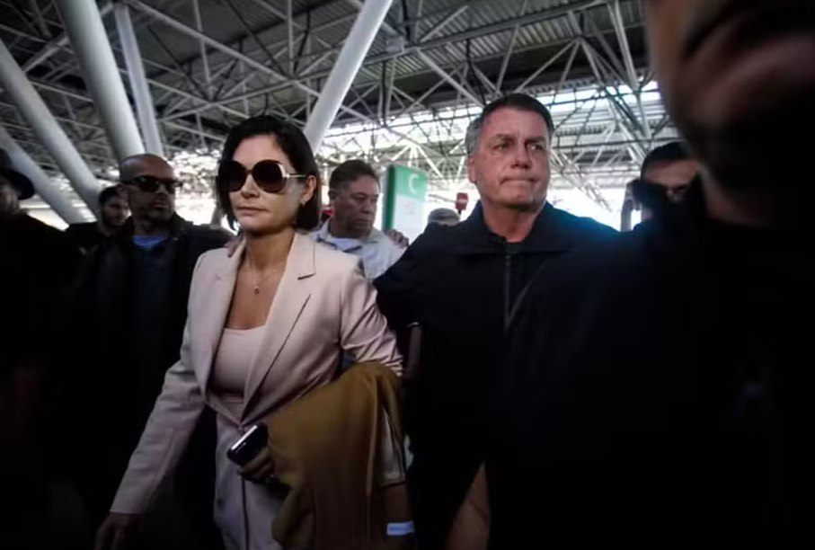 ‘ESTOU CHATEADO’ | Bolsonaro acompanha Michelle no aeroporto e diz que sofre ‘perseguição política’ por parte do ministro Alexandre de Moraes