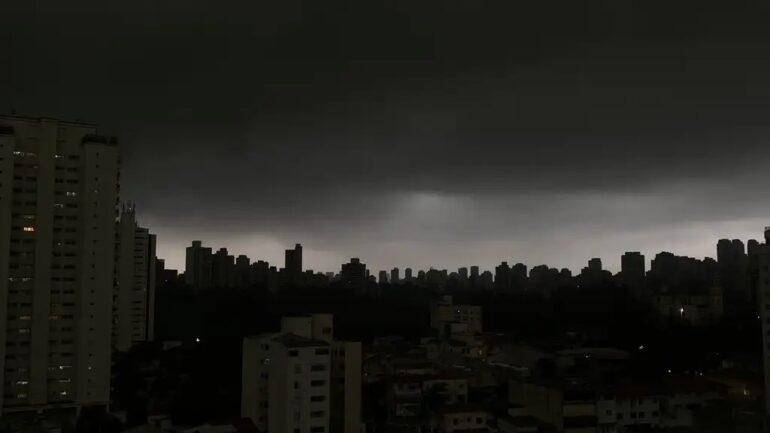 FIQUE ALERTA | Inmet prevê temporais e alagamentos em todo o Brasil nesta segunda (13)