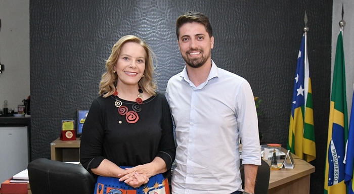 PODE ISSO, MOSSORÓ? | Com menos de 60 dias de gestão, Cinquentinha escancara as portas da prefeitura de Valparaíso para receber sua madrinha Lêda Borges