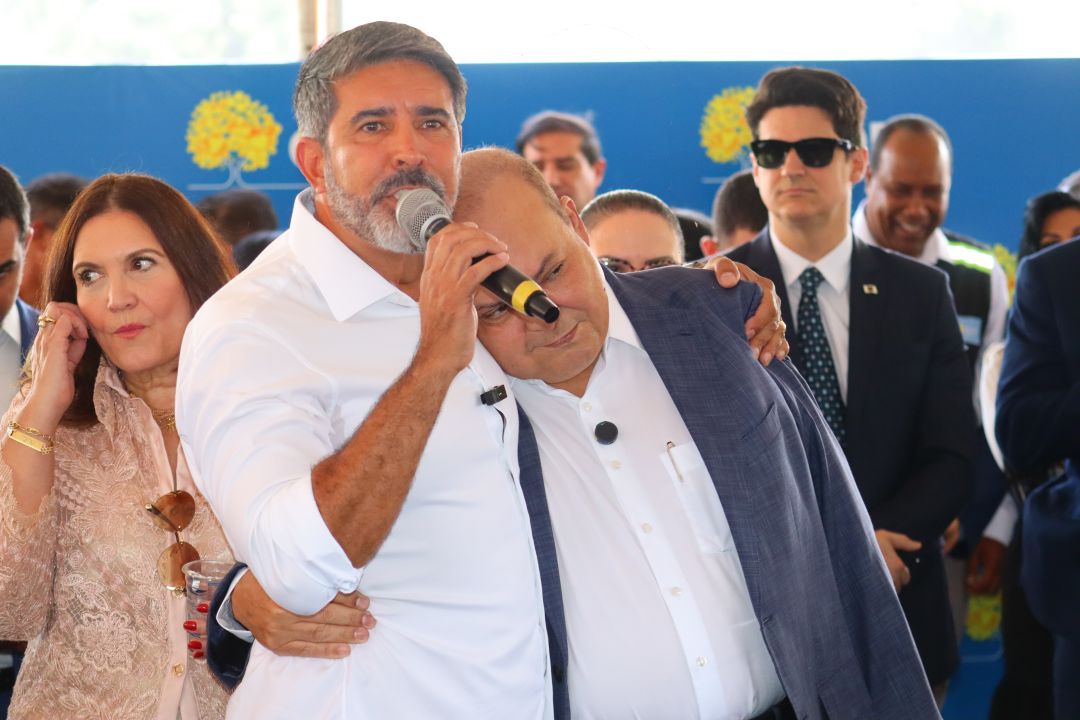 AO LADO DE IBANEIS ROCHA | Roosevelt comemora envio da proposta de reajuste salarial das forças de segurança do DF para o governo federal