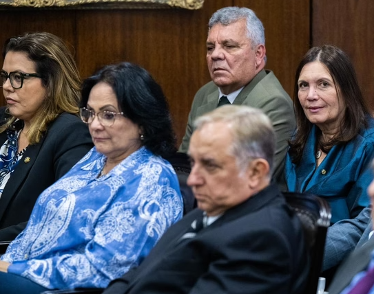 Bancada do DF vota em Davi Alcolumbre e Hugo Motta