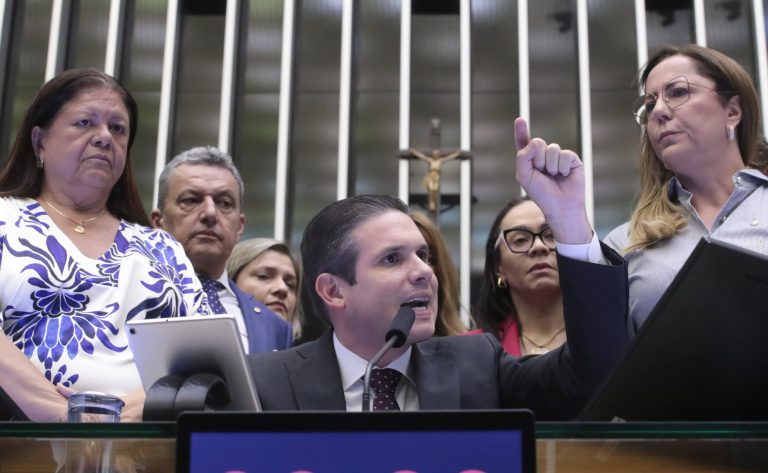 SESSÃO TUMULTUADA | Hugo Motta repreende deputados por troca de xingamentos e gritaria por causa da denúncia da PGR contra Bolsonaro