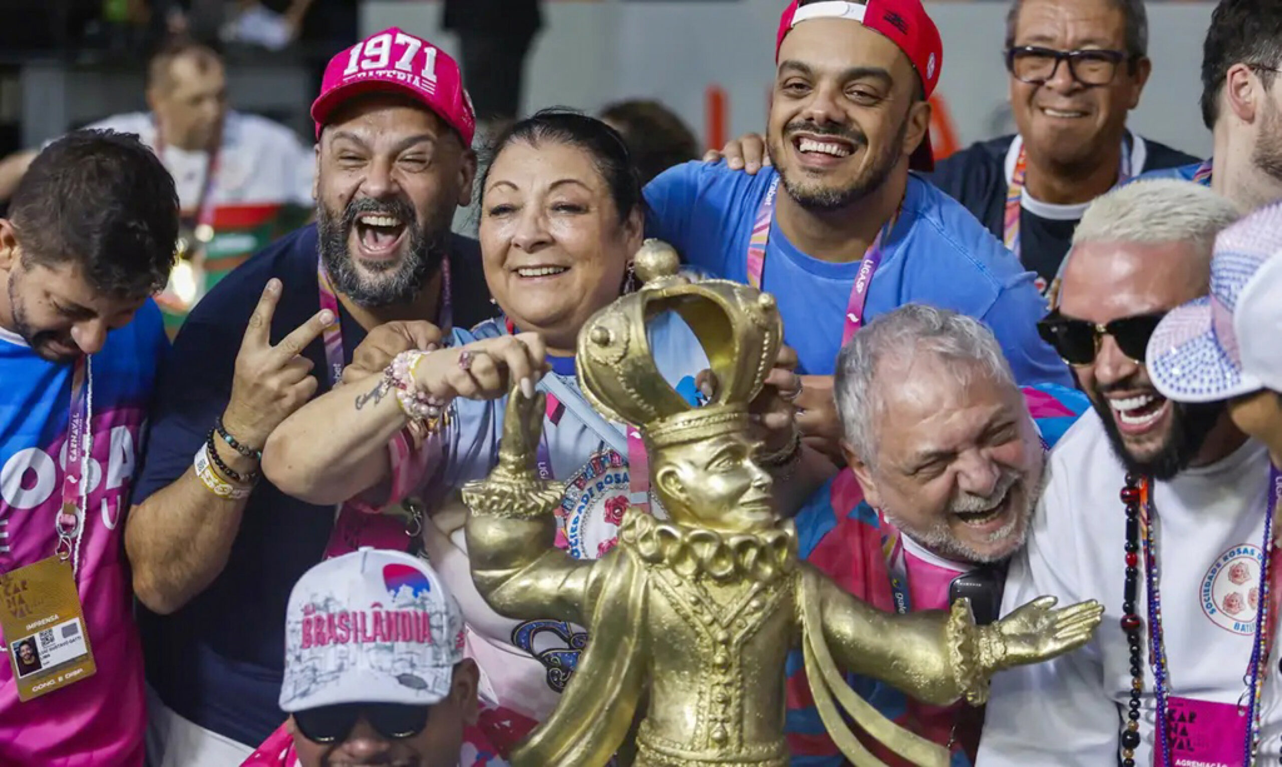 ESCOLAS DE SAMBA DE SP | Rosas de Ouro celebra título com quadra lotada e gritos de ‘a campeã voltou’