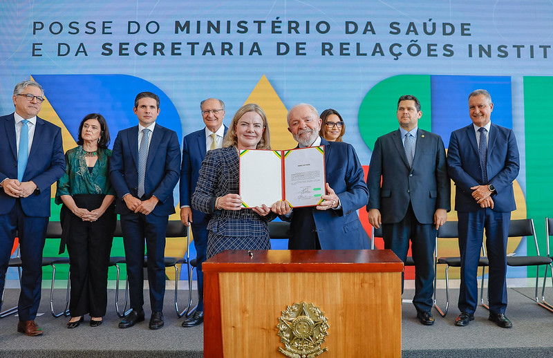 TENTANDO ARRUMAR A CASA | Lula dá posse a Gleisi e Padilha em cerimônia no Planalto marcada pelo boicote de líderes do ‘centrão’ e pito de Nísia, que deixou a saúde