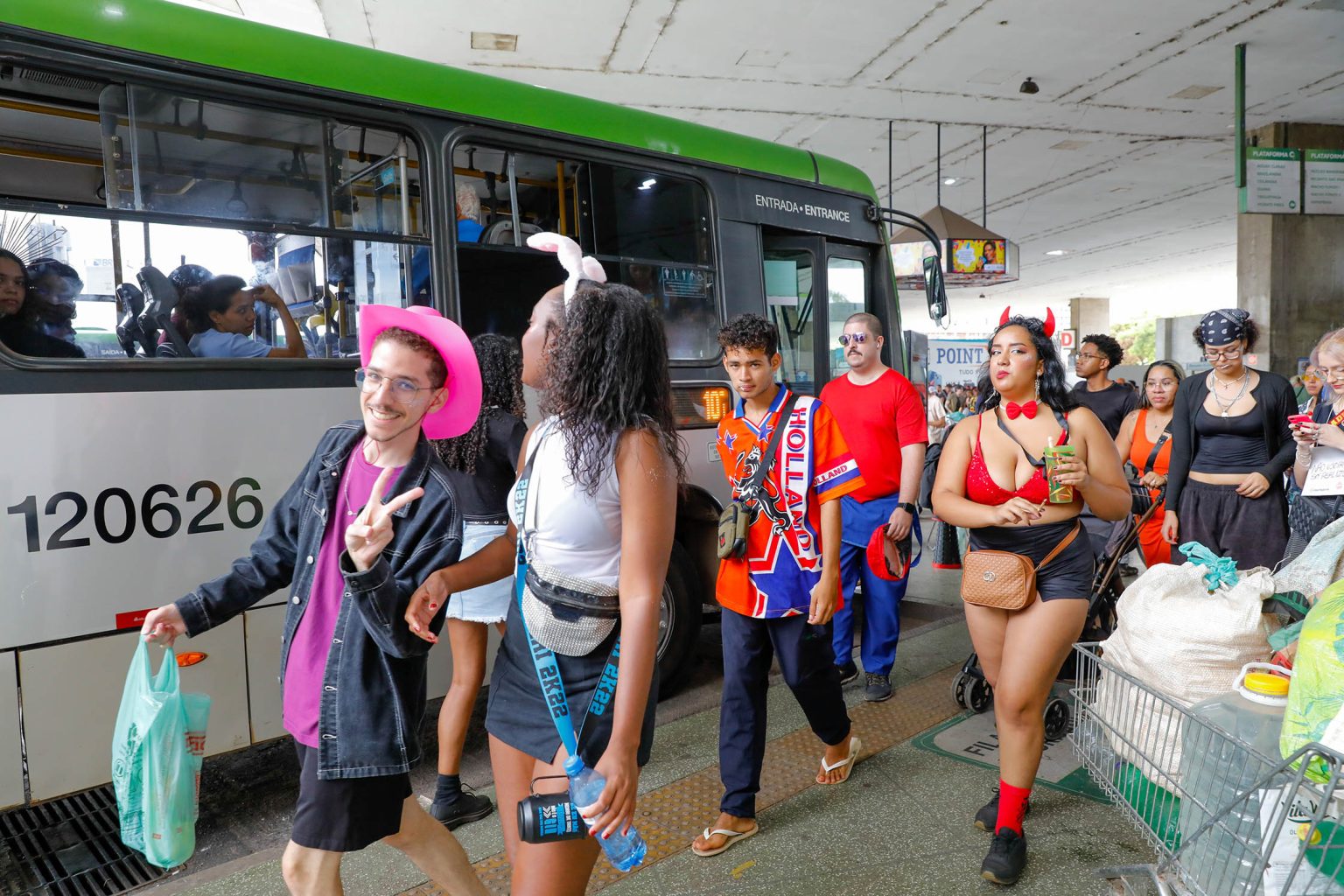 VAI DE GRAÇA | No primeiro dia de Carnaval, mais de 782 mil viagens gratuitas foram registradas
