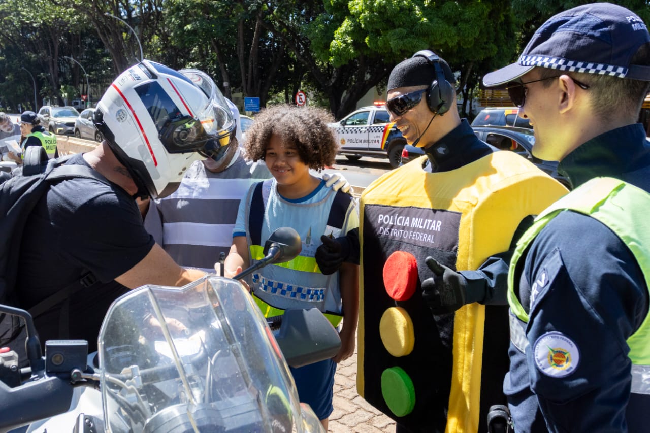 PARA COMEMORAR 28 ANOS DA AÇÃO EDUCATIVA | Local da primeira faixa de pedestre implantada recebe atividades de conscientização