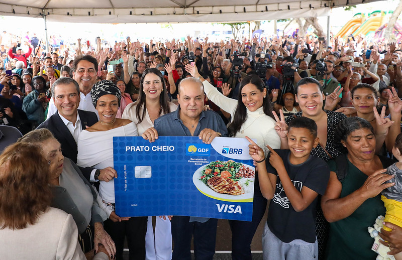 CARTÃO PRATO CHEIO | Ibaneis comemora em Ceilândia cinco anos do programa que foi criado durante a pandemia para socorrer famílias de baixa renda