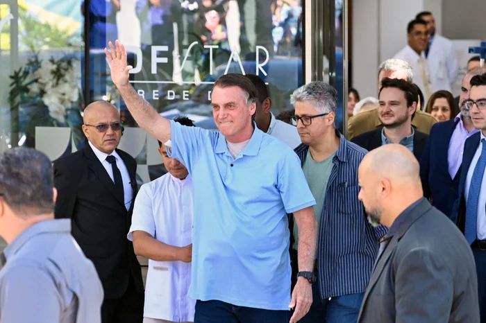 DEPOIS DE TRÊS SEMANAS INTERNADO | Bolsonaro recebe alta após ser submetido a cirurgia no intestino