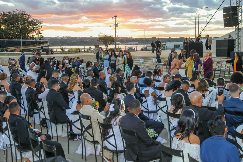 ÀS MARGENS DO LAGO PARANOÁ | Casamento comunitário celebra a união de 100 casais