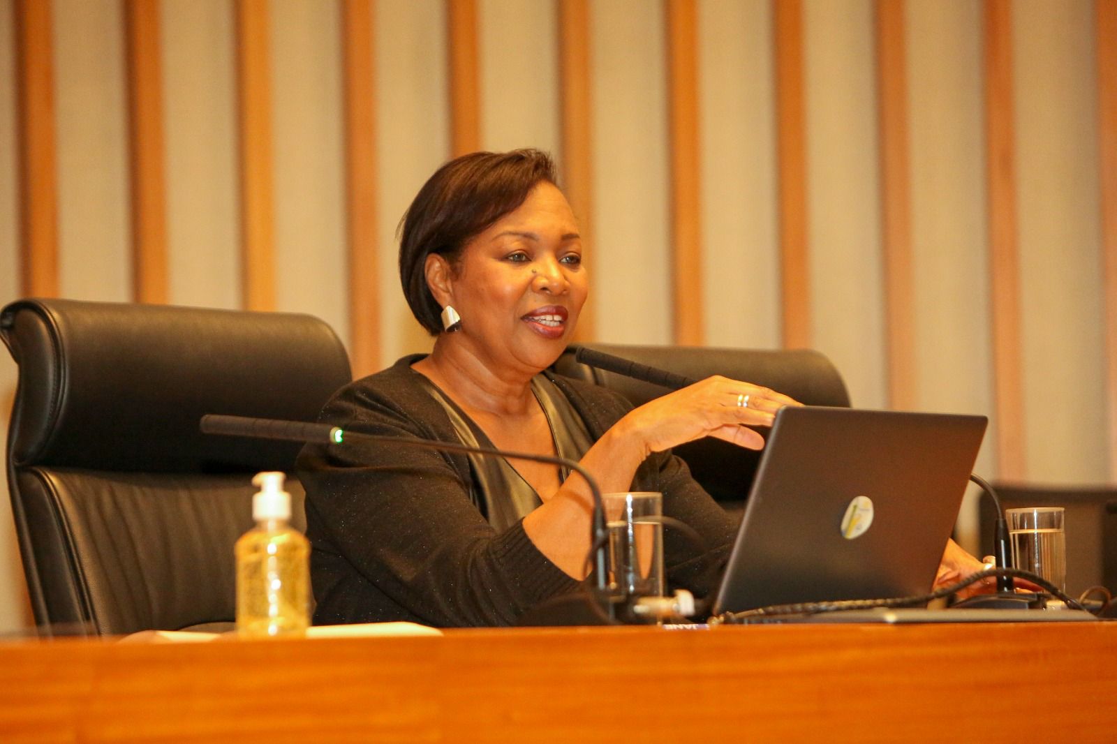 Doutora Jane homenageia jornalistas e cobra combate ao racismo