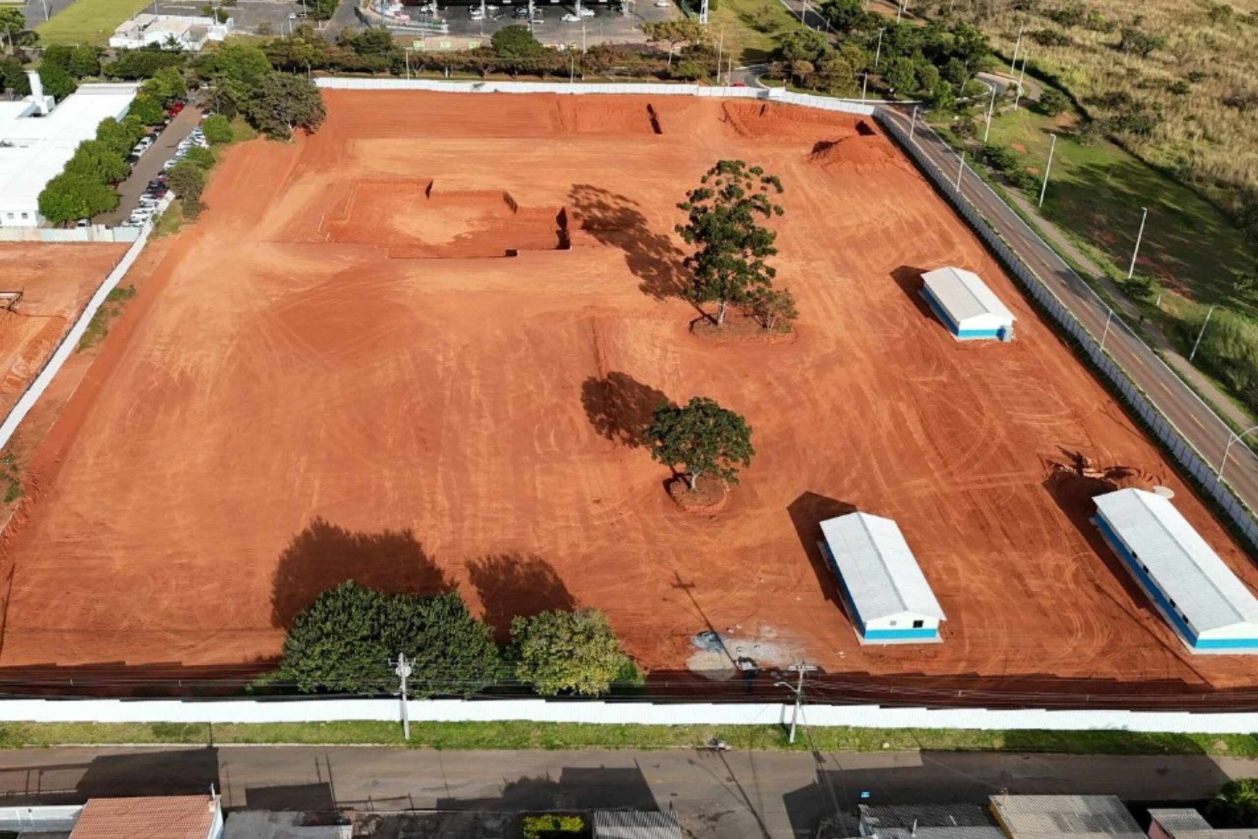 HOSPITAL DO RECANTO DAS EMAS | Concluída a etapa de terraplanagem do terreno, começam as obras da estrutura física da unidade de saúde