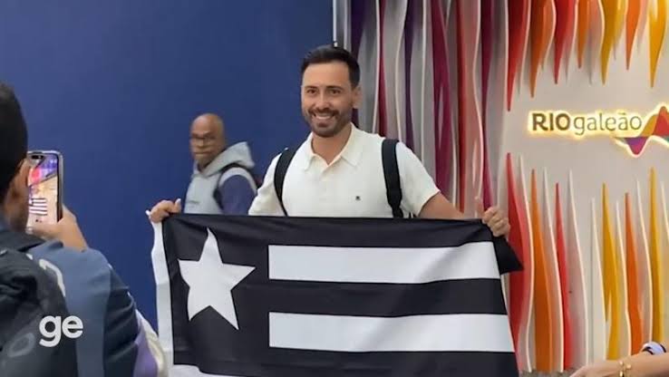 SOB NOVA DIREÇÃO | Davide Ancelotti chega ao Rio para assinar com o Botafogo