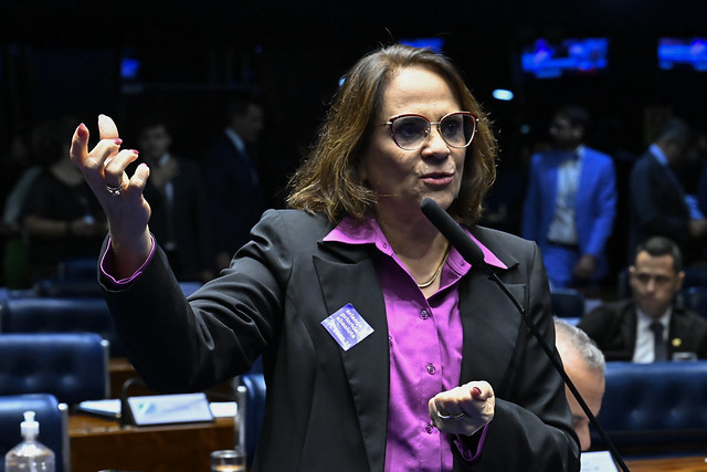 ‘Decidi encarar de frente’: Damares Alves revela que está com câncer de mama durante reunião de comissão no Senado