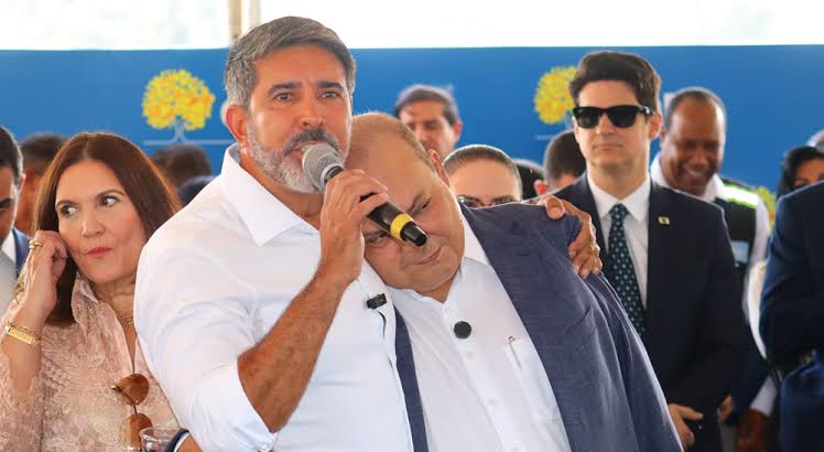 Ibaneis honra compromisso com bombeiros e Roosevelt comemora concurso