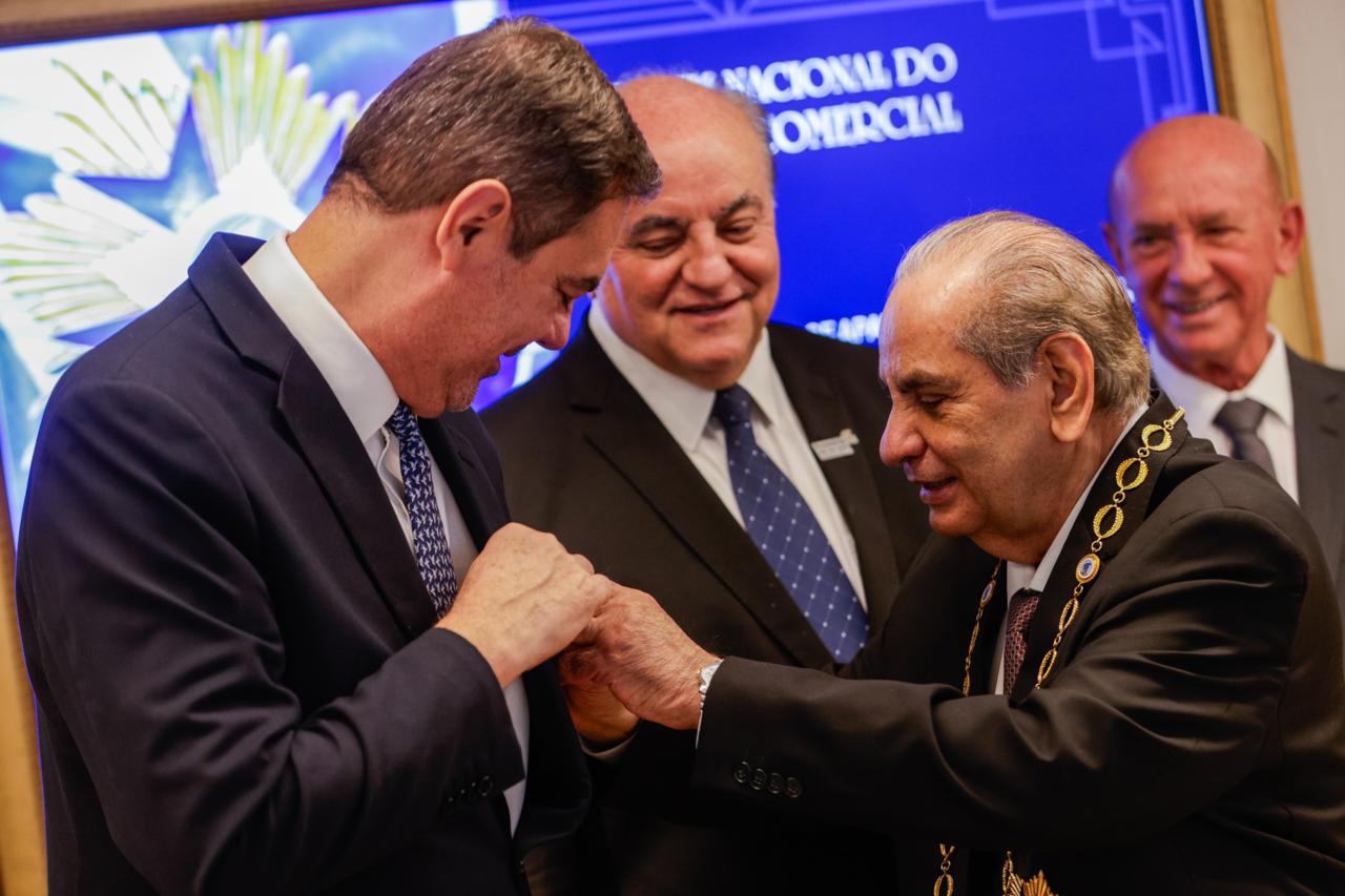 CAVALEIRO DO MÉRITO COMERCIAL | José Aparecido Freire, presidente da Fecomércio-DF, recebe comenda da CNC