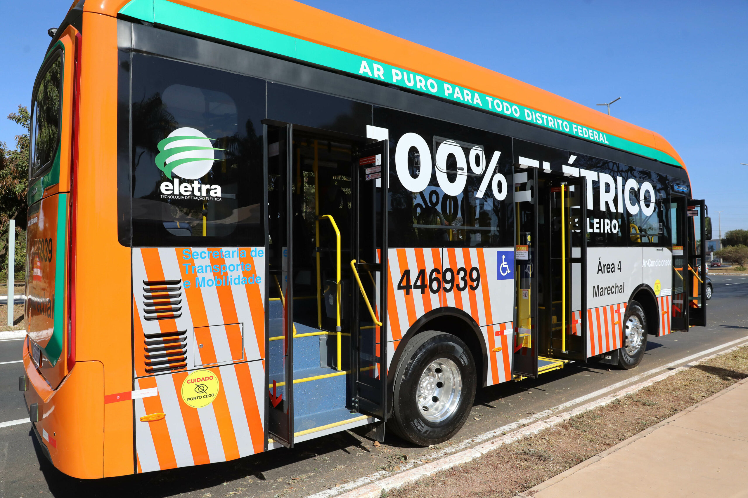 Mobilidade nas cidades: Celina entrega novos ônibus ‘zebrinhas’ que vão circular em Águas Claras, Arniqueira, Ceilândia, Guará e Taguatinga