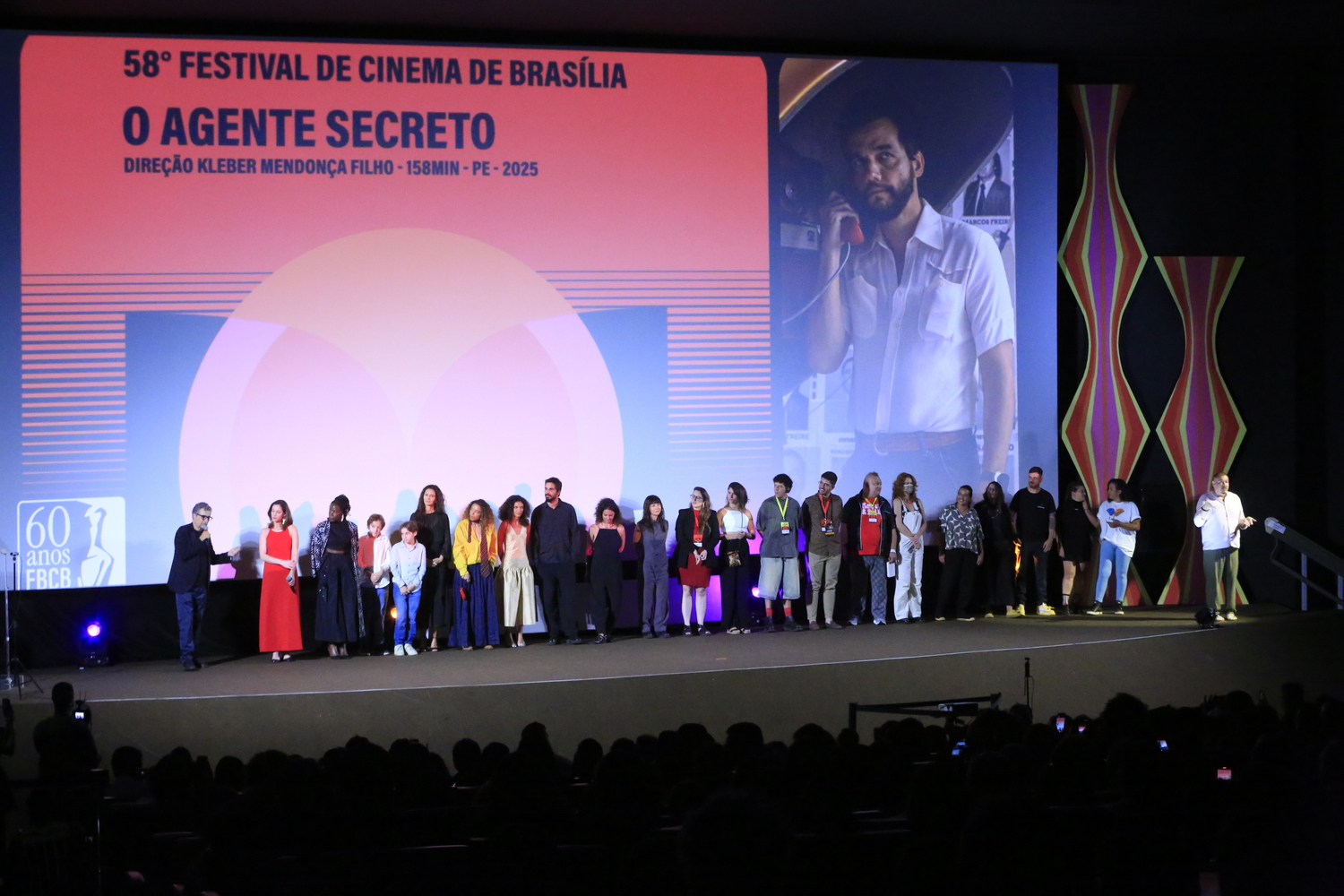 58º Festival de Brasília do Cinema Brasileiro: “O Agente Secreto”, filme que vai representar o Brasil no Oscar 2026, é exibido na abertura