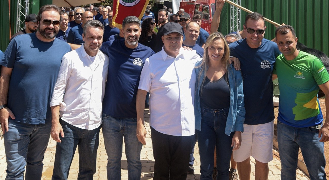 Ibaneis é homenageado pelos Bombeiros do DF