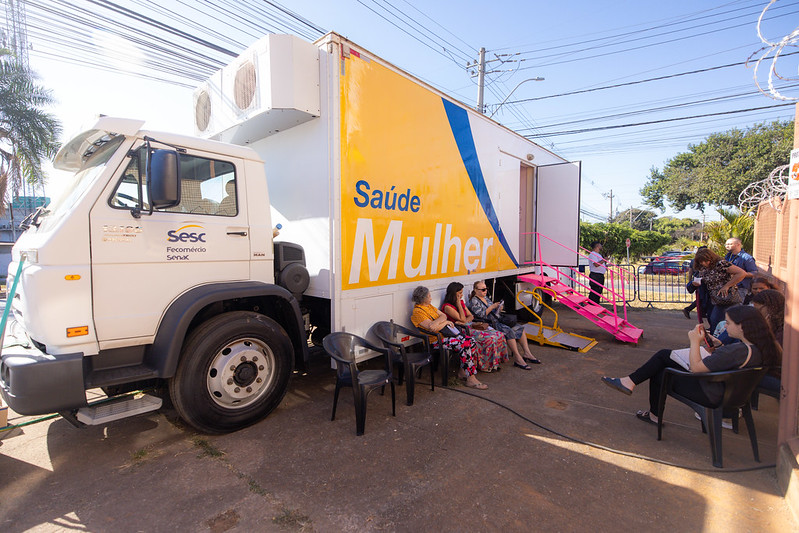 Outubro Rosa: Campanha do Sesc-DF promove atendimentos gratuitos na Praça do Relógio em Taguatinga até o fim do mês