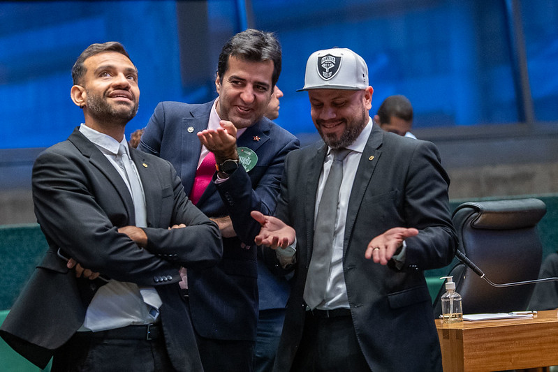 Boicote à segurança de professores e estudantes: Distritais esquerdistas sabotam votação de projeto que instala câmeras nas escolas do DF