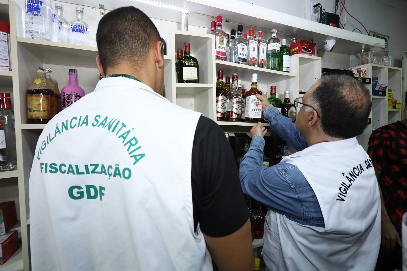 Brasil investiga 225 casos suspeitos de intoxicação por metanol após consumo de bebidas adulteradas