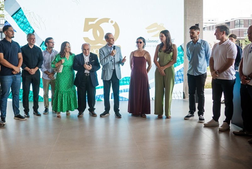 Marianne Peretti, artista plástica dos vitrais do Congresso e painéis da Catedral, é homenageada pela Paulo Octávio