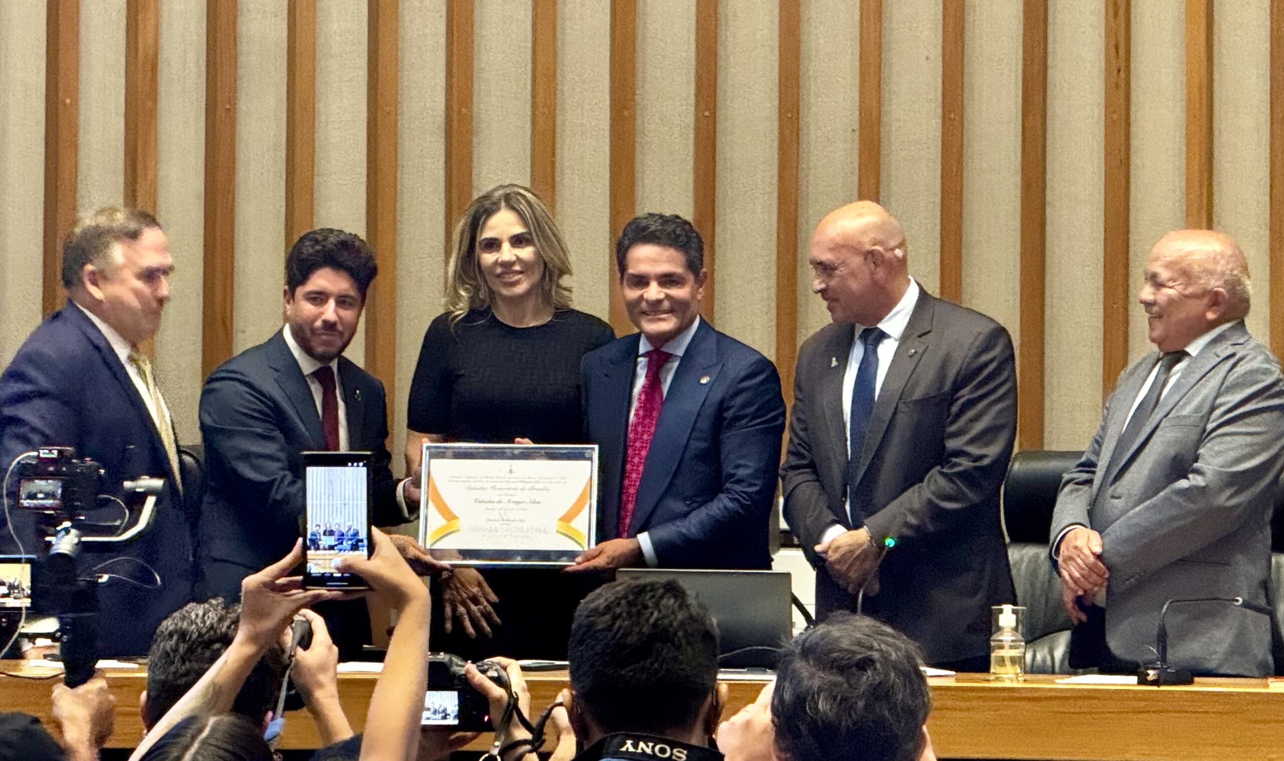 CLDF entrega título de Cidadão Honorário de Brasília a Valcides de Araújo, diretor do Sesc-DF