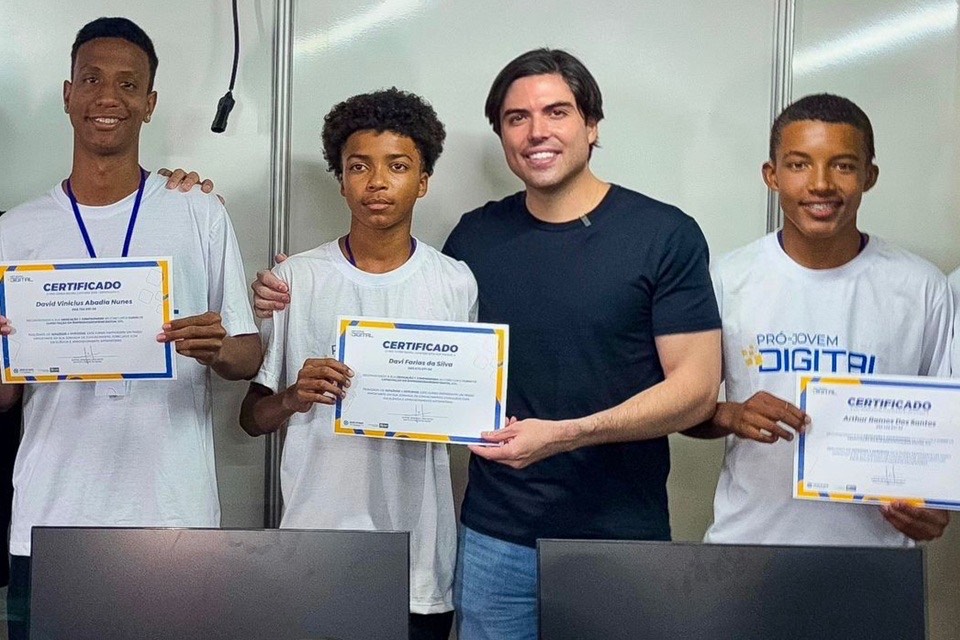 Programa Pró-Jovem Digital capacita jovens do DF em tecnologia e marketing digital