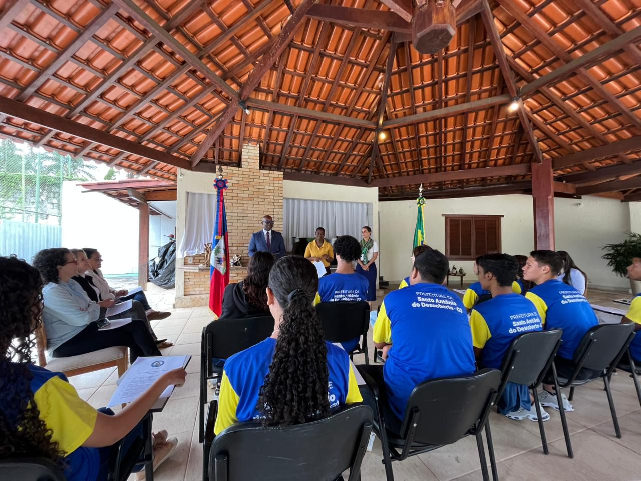 Embaixada de Portas Abertas: Alunos de Santo Antônio do Descoberto conhecem história e cultura do Haiti pelo programa