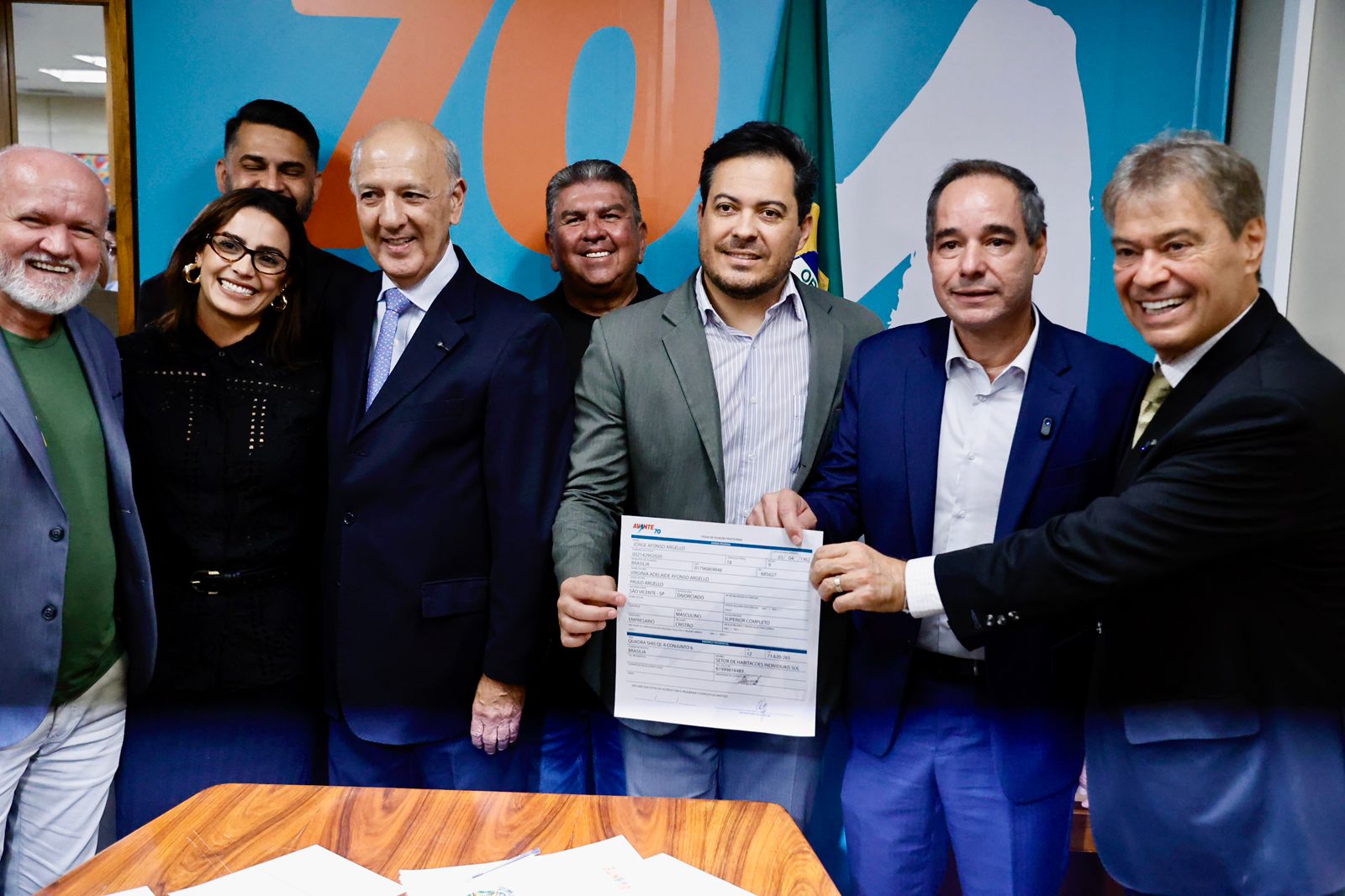 Fiasco total: Gim Argello assume Avante diante de uma plateia de gatos pingados no Congresso