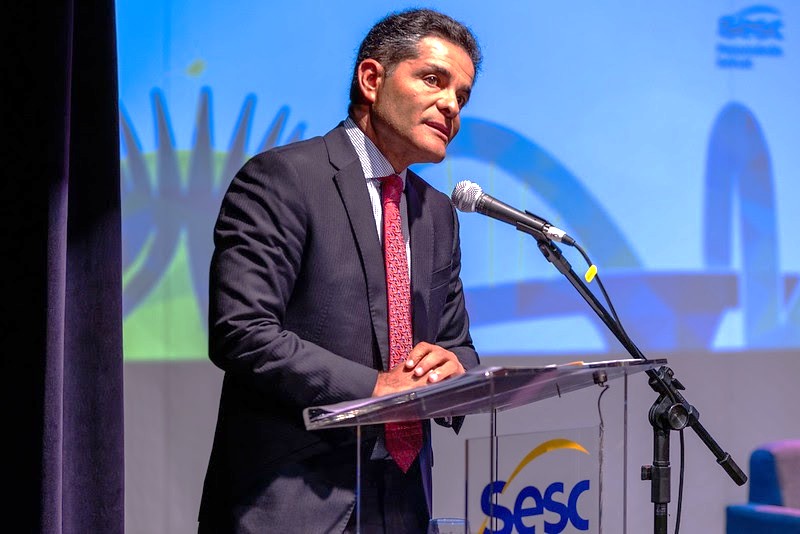 CLDF homenageia Valcides de Araújo, diretor do Sesc-DF, com título de Cidadão Honorário de Brasília