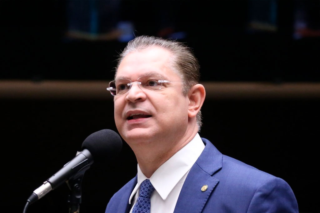 Investigado pela PF: Deputado Sóstenes Cavalcante, líder do PL na Câmara, é pego com R$ 430 mil em espécie em casa após operação sobre desvio de cota parlamentar