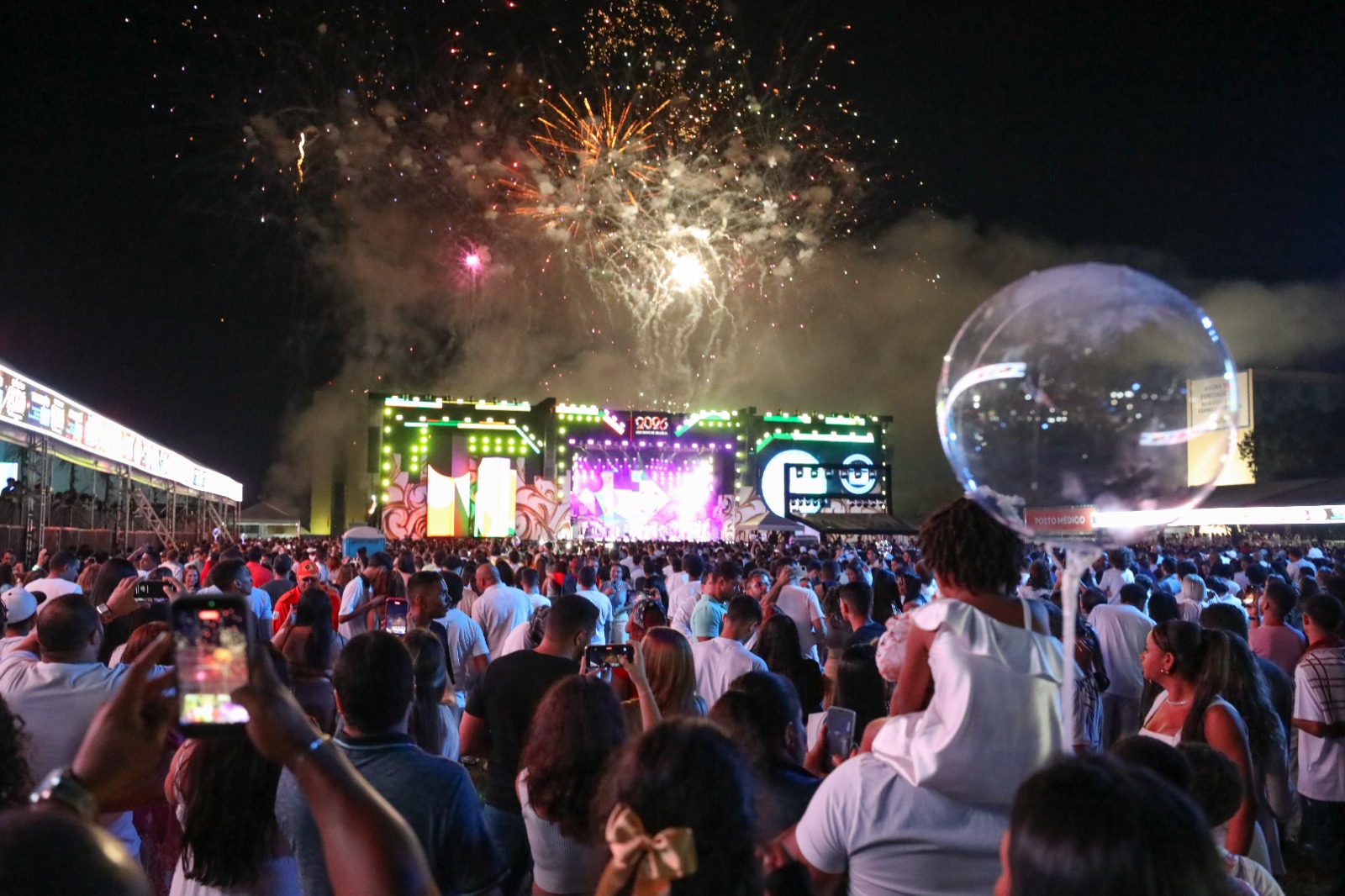 Festa na Esplanada reúne mais de 100 mil pessoas para celebrar a chegada de 2026