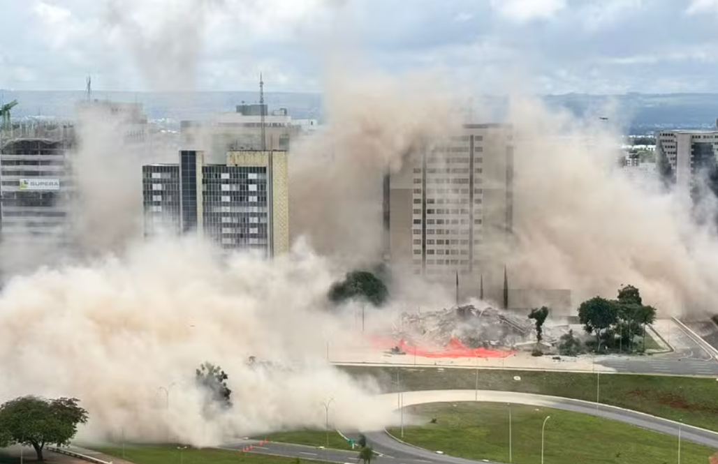 Torre Palace é implodido e encerra um capítulo da história urbana de Brasília
